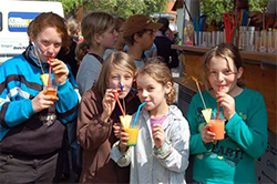 Das Foto zeigt Schulmädchen mit bunten alkoholfreien Getränken.