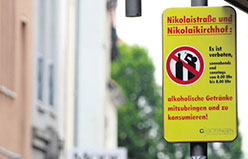 Foto eines Straßenschilds, das auf ein Alkoholverbot im Bereich Nikolaistraße und Nikolaikirchhof hinweist.