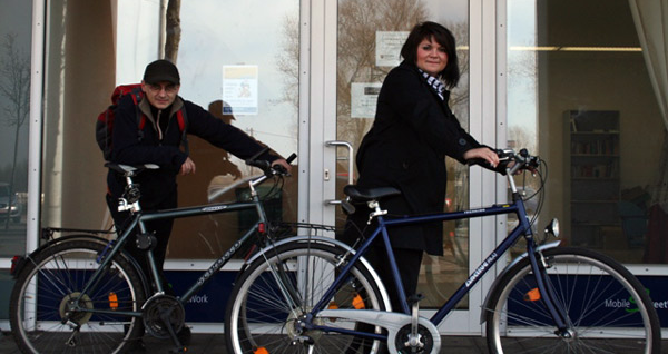 Das Foto zeigt zwei Leipziger Streetworker mit Fahrrädern.