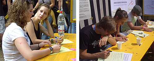 Foto 1 zeigt zwei junge Frauen im Gespräch, Foto 2 zeigt eine Gruppe Jugendlicher beim Ausfüllen eines Fragebogens